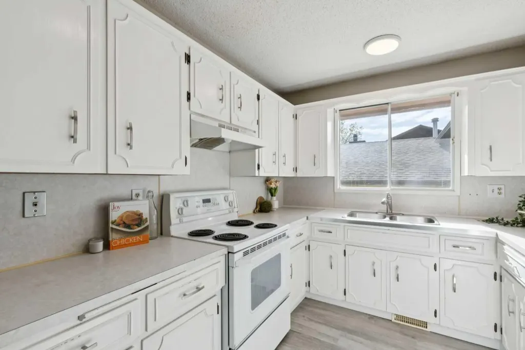 1121 Berkley Drive NW Calgary AB T3K 1S6