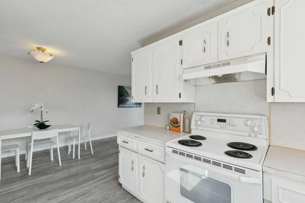 1121 Berkley Drive NW Calgary AB T3K 1S6