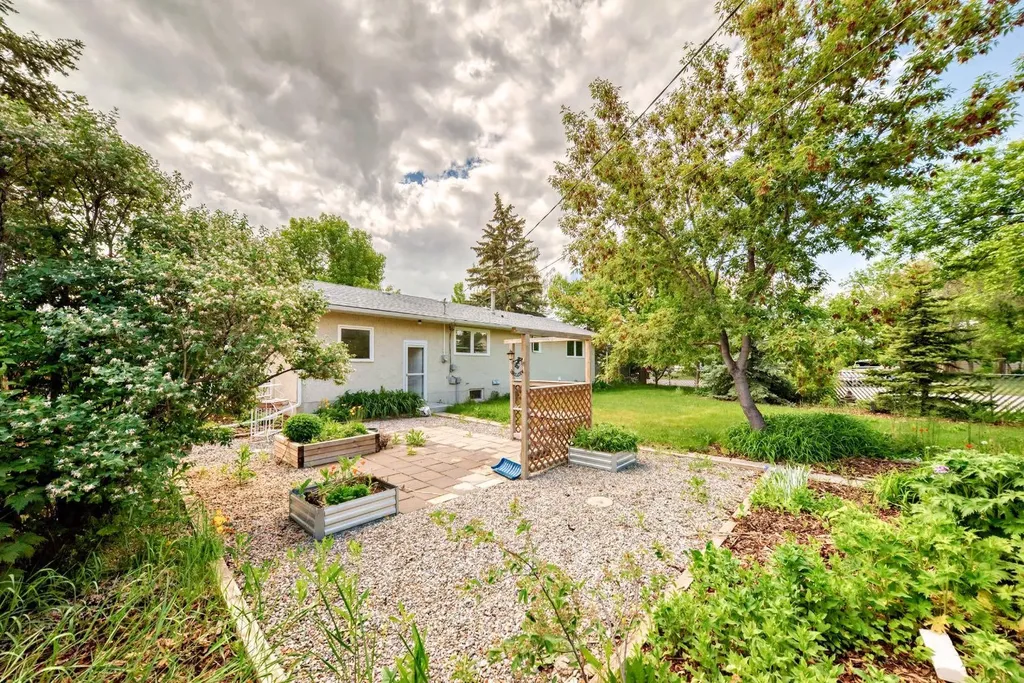 2516 20 Street Nanton AB T0L1R0