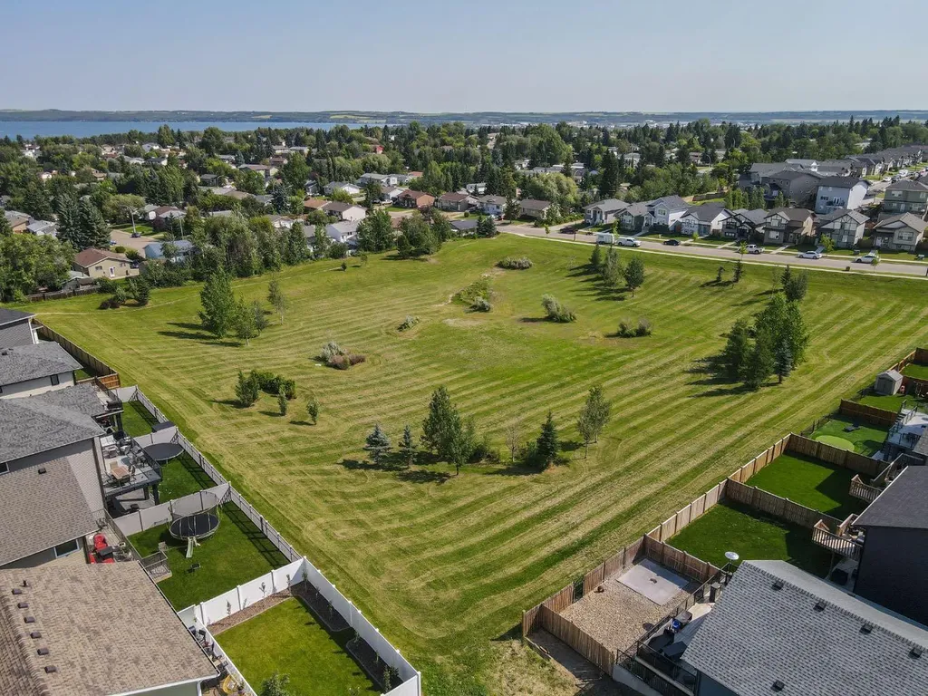 5 Beacon Hill Drive Sylvan Lake AB T4S 0S9