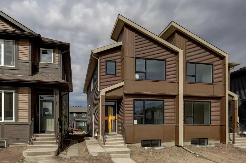 51 Lewisburg Manor NE Calgary AB T3P 2N7