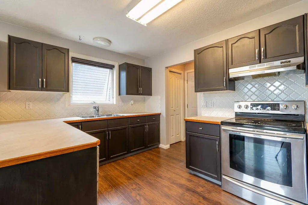 6207 39 Avenue Close Stettler AB T4K 1G1