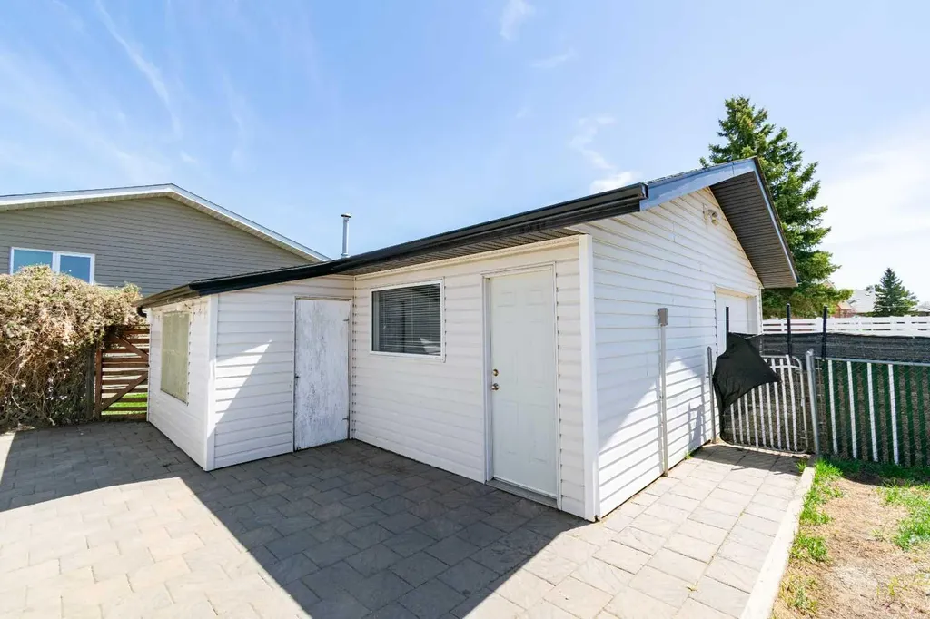 6207 39 Avenue Close Stettler AB T4K 1G1