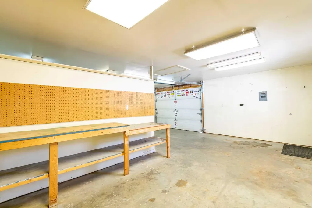 6207 39 Avenue Close Stettler AB T4K 1G1