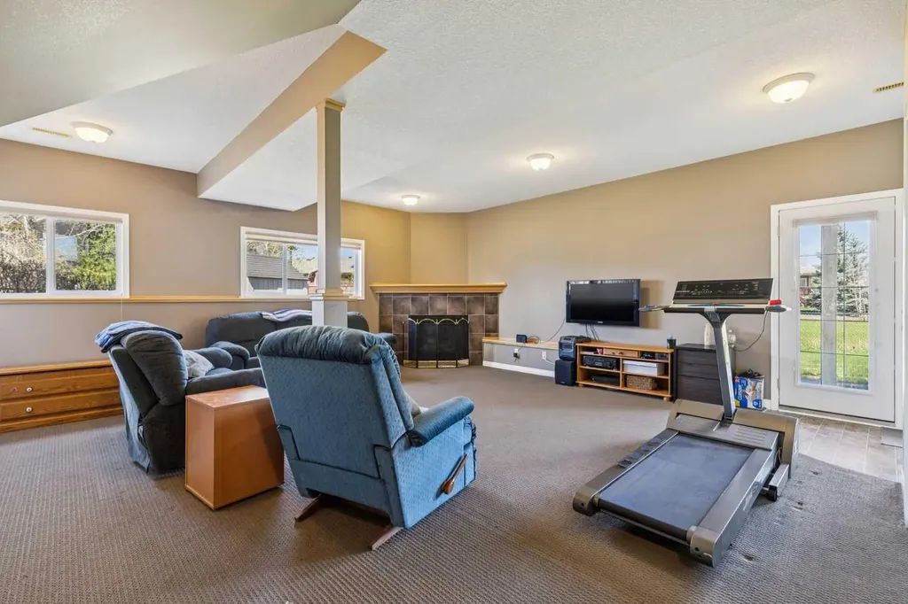 232 Hillcrest Court Strathmore AB T1P 1W2