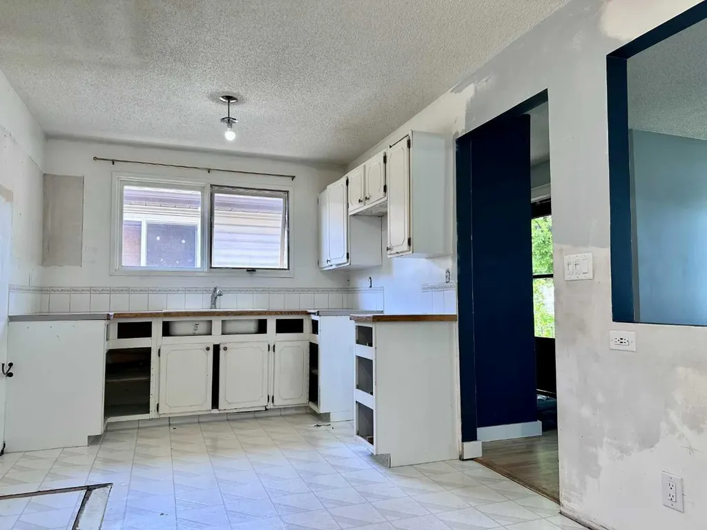 3116 51 Street SW Calgary AB T3E 6R4