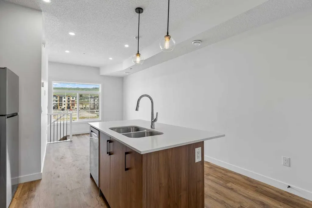 156 Park Street Cochrane AB T4C 3H3