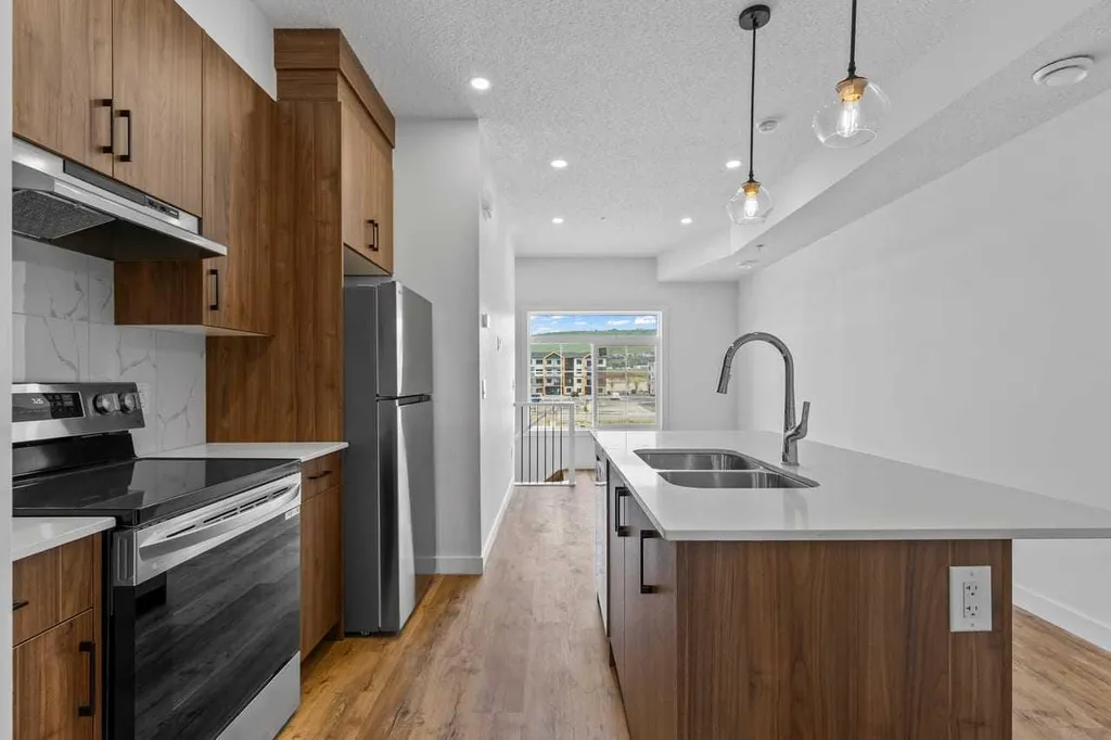 156 Park Street Cochrane AB T4C 3H3