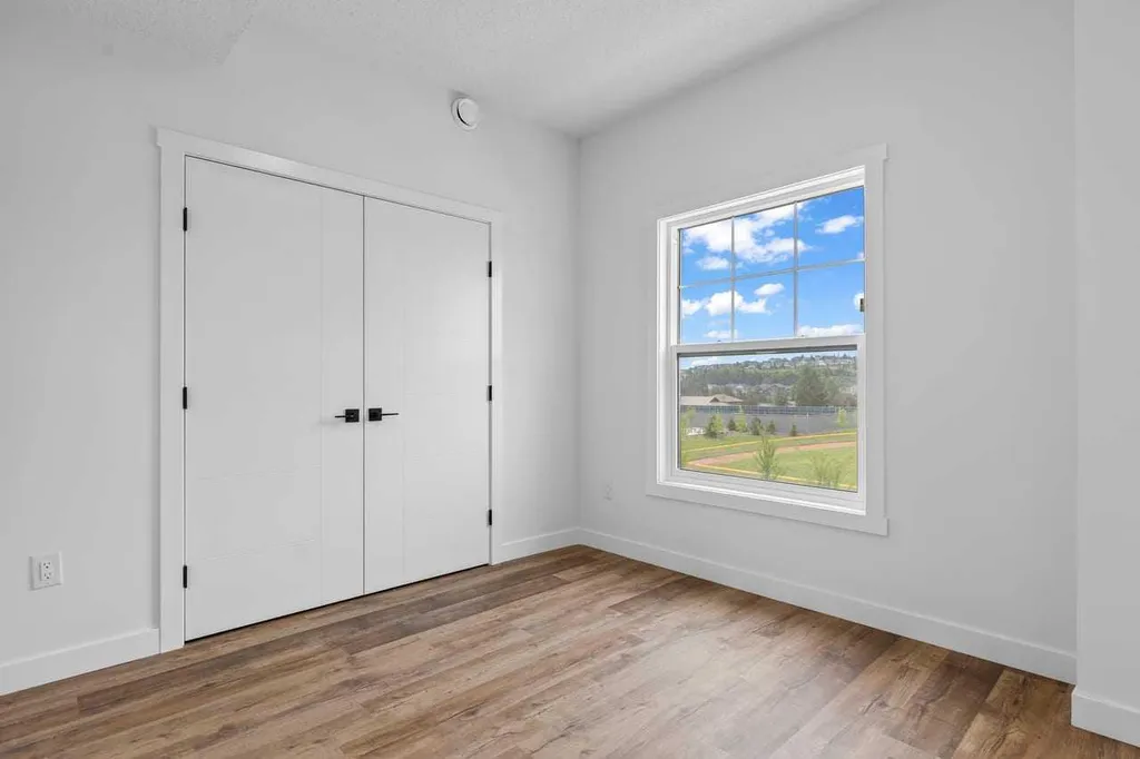 156 Park Street Cochrane AB T4C 3H3