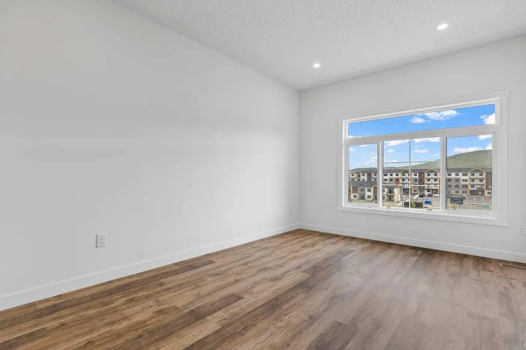 156 Park Street Cochrane AB T4C 3H3