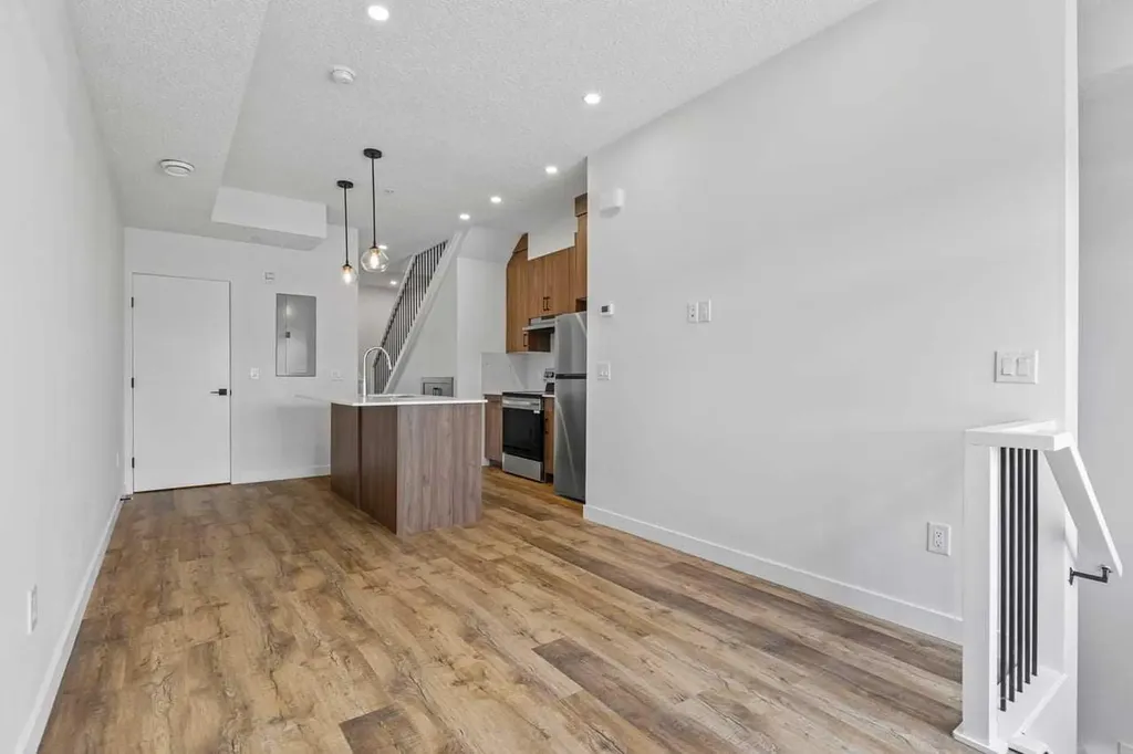 156 Park Street Cochrane AB T4C 3H3