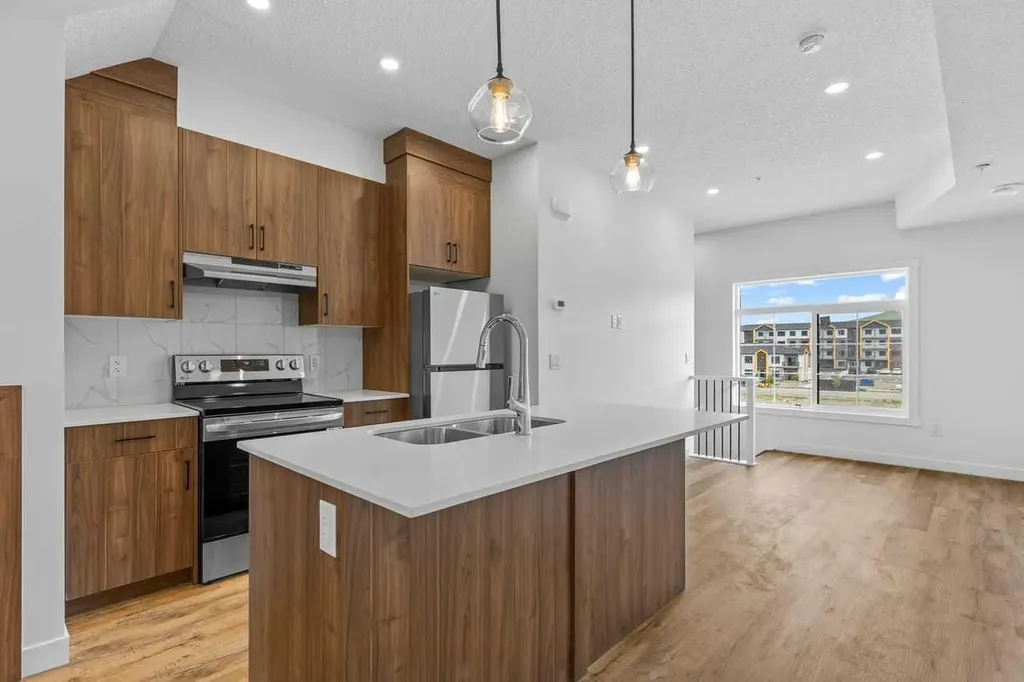 156 Park Street Cochrane AB T4C 3H3