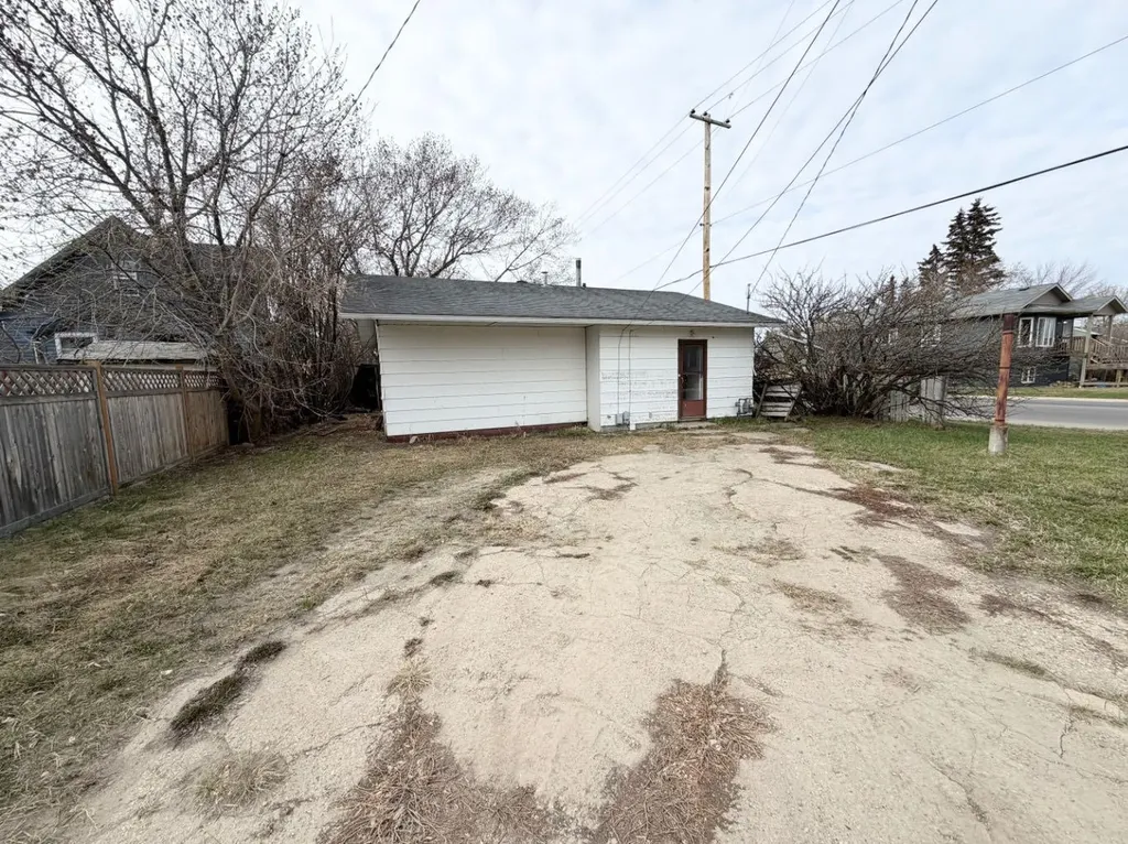 9516 102 Avenue Grande Prairie AB T8V 0Z6