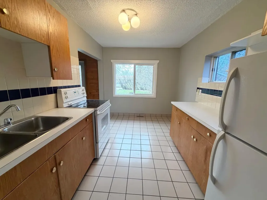 9516 102 Avenue Grande Prairie AB T8V 0Z6