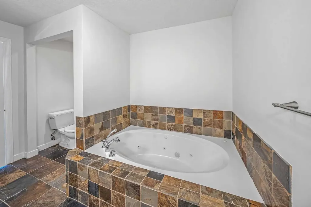 41 6 Street NE Calgary AB T2E 8H7