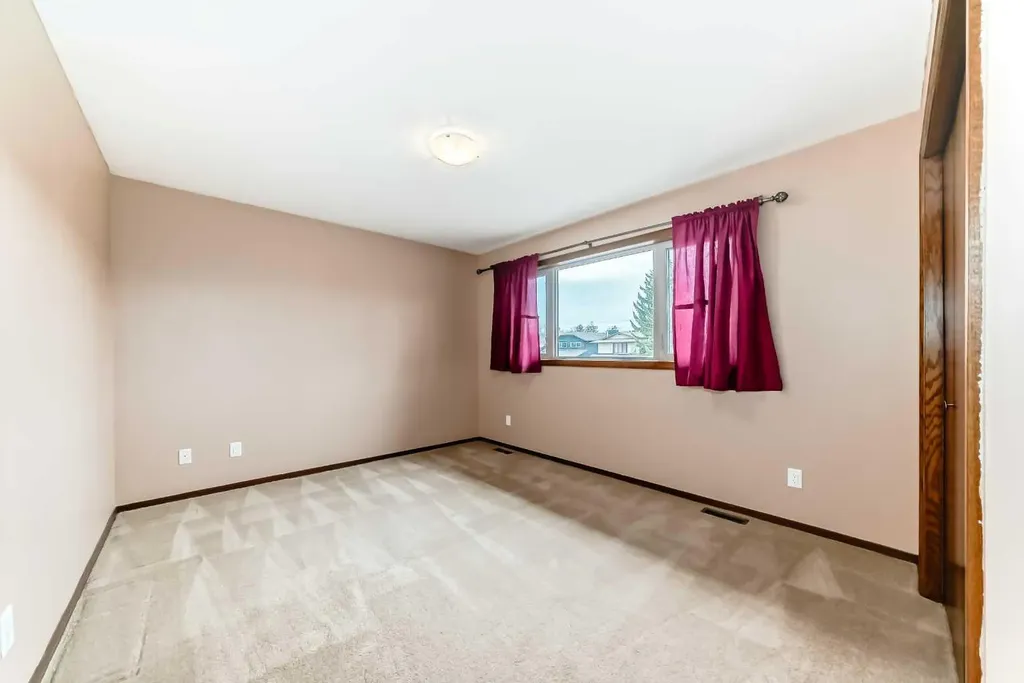 71 Edenwold Place NW Calgary AB T3A 3T8