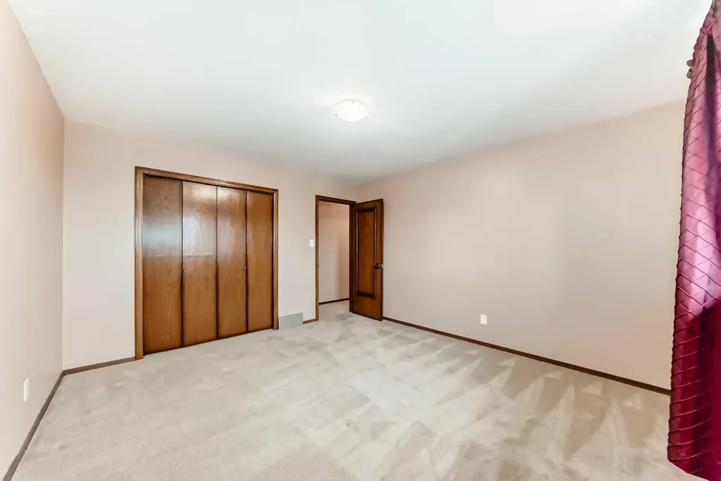 71 Edenwold Place NW Calgary AB T3A 3T8