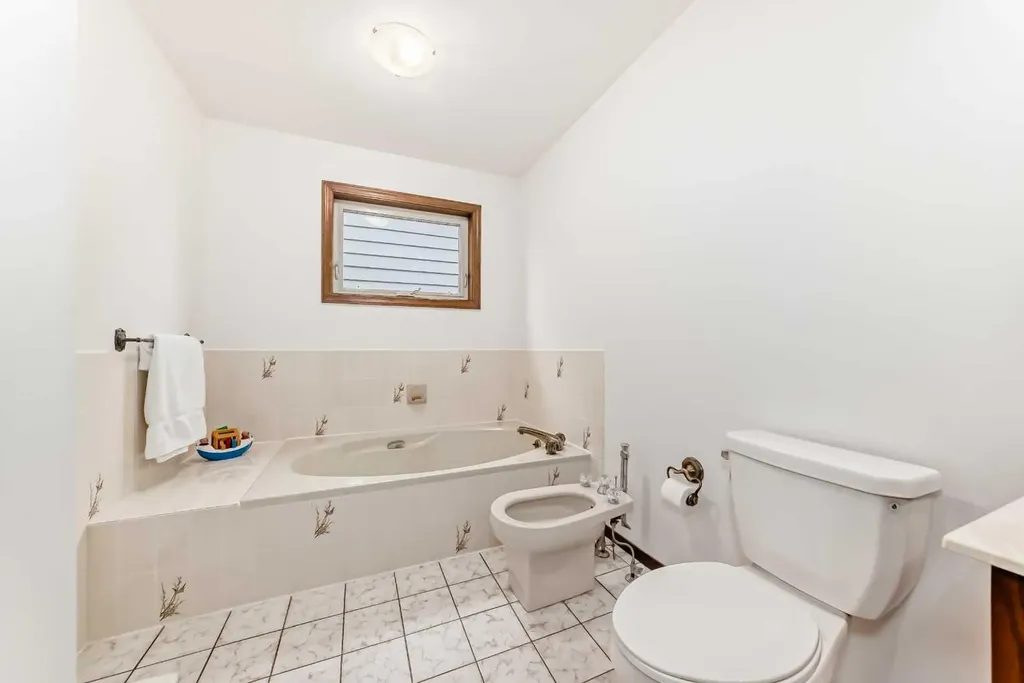 71 Edenwold Place NW Calgary AB T3A 3T8