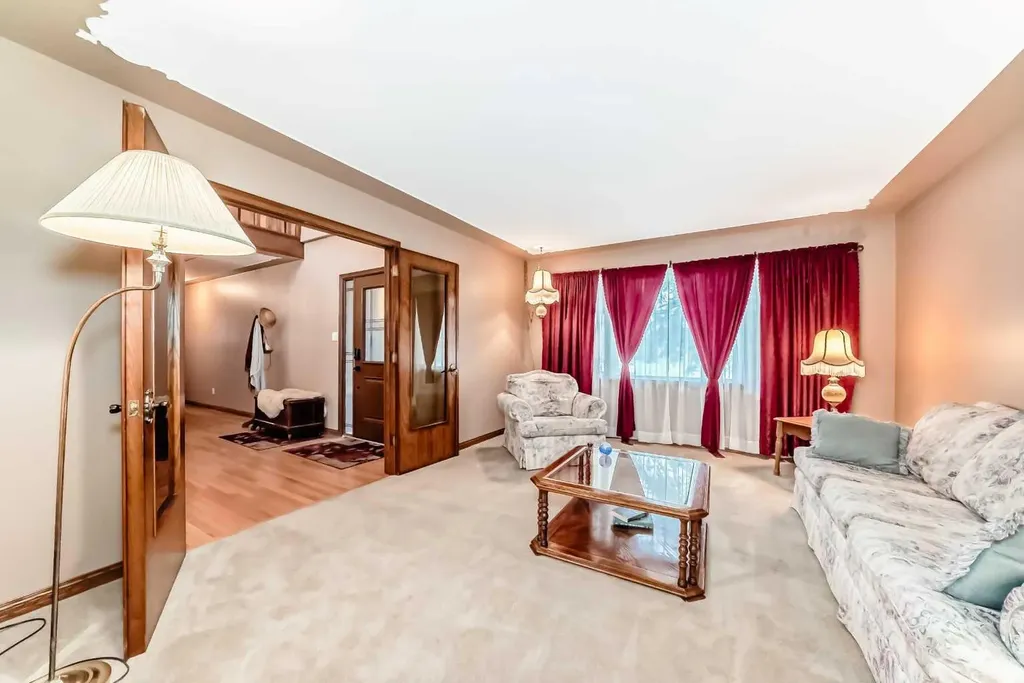 71 Edenwold Place NW Calgary AB T3A 3T8