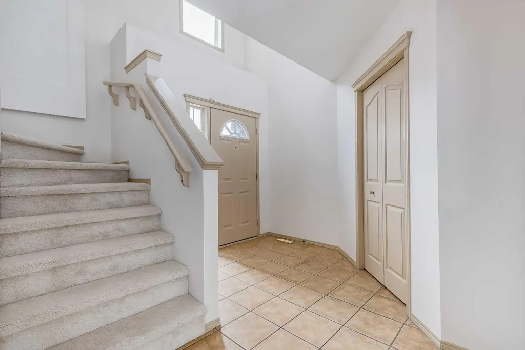 35 New Brighton Manor SE Calgary AB T2Z 4G8
