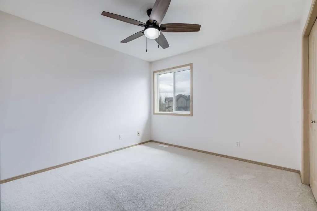 35 New Brighton Manor SE Calgary AB T2Z 4G8