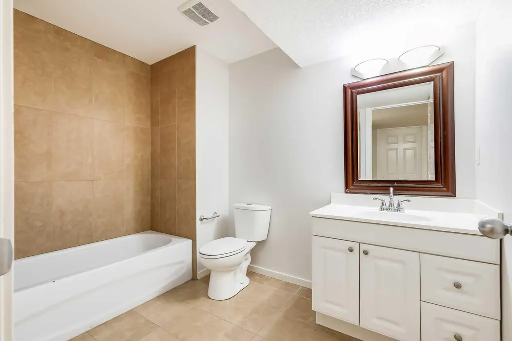 35 New Brighton Manor SE Calgary AB T2Z 4G8