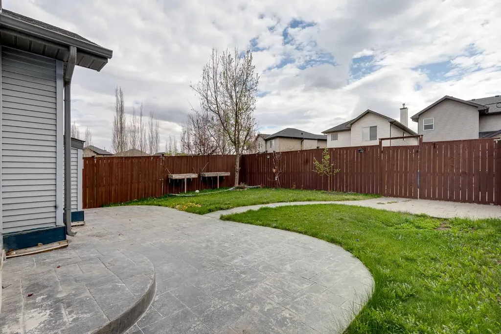35 New Brighton Manor SE Calgary AB T2Z 4G8