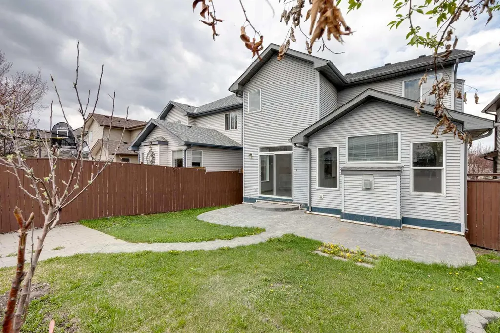 35 New Brighton Manor SE Calgary AB T2Z 4G8