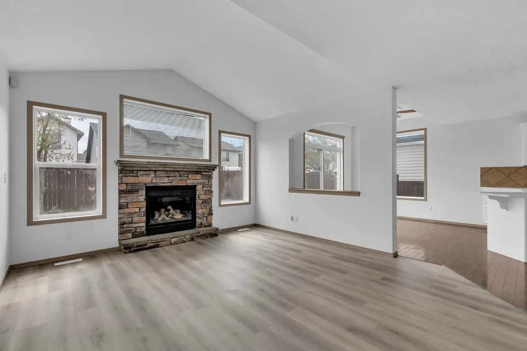 35 New Brighton Manor SE Calgary AB T2Z 4G8
