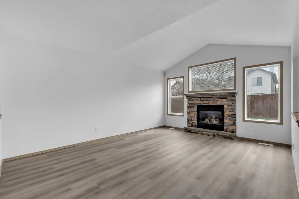 35 New Brighton Manor SE Calgary AB T2Z 4G8