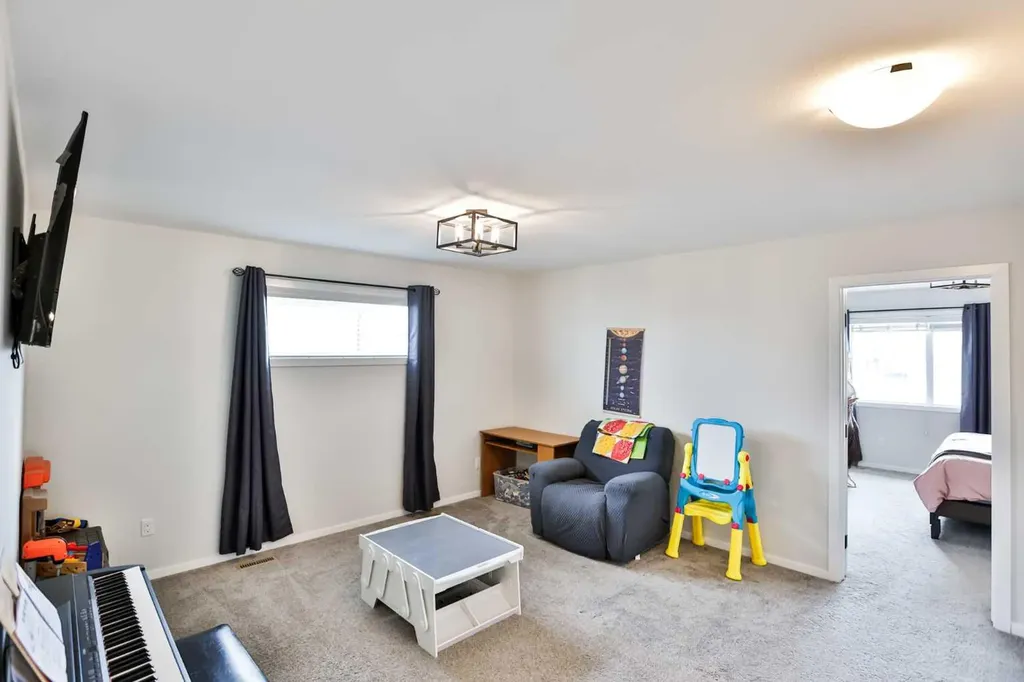 1109 Pacific Circle W Lethbridge AB T1J 5V5