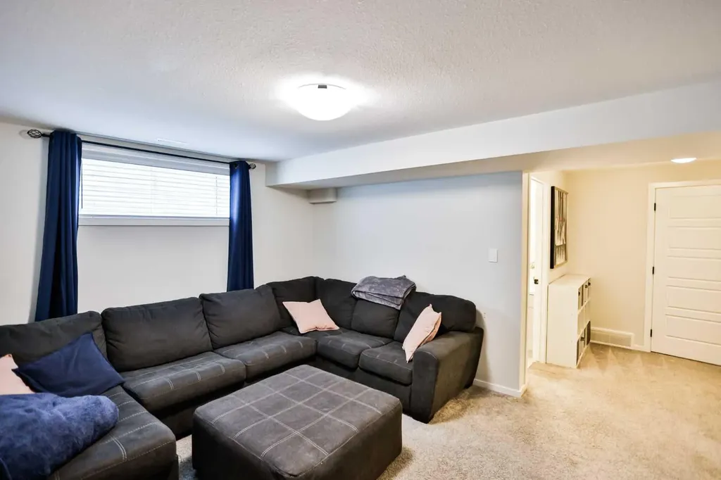 1109 Pacific Circle W Lethbridge AB T1J 5V5
