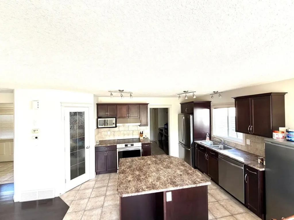 8829 89 Avenue Grande Prairie AB T8X 0C6