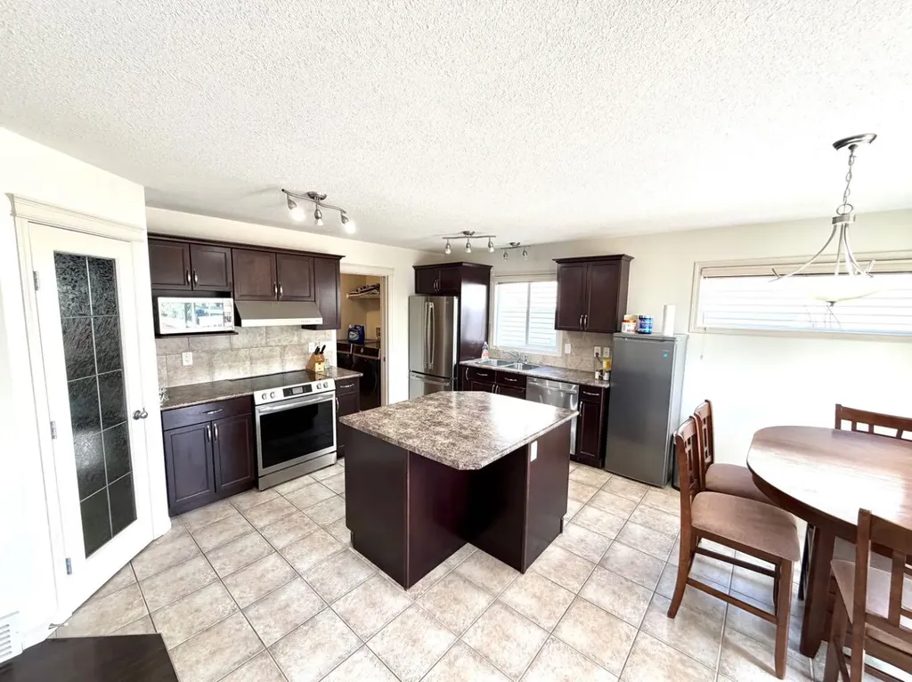 8829 89 Avenue Grande Prairie AB T8X 0C6