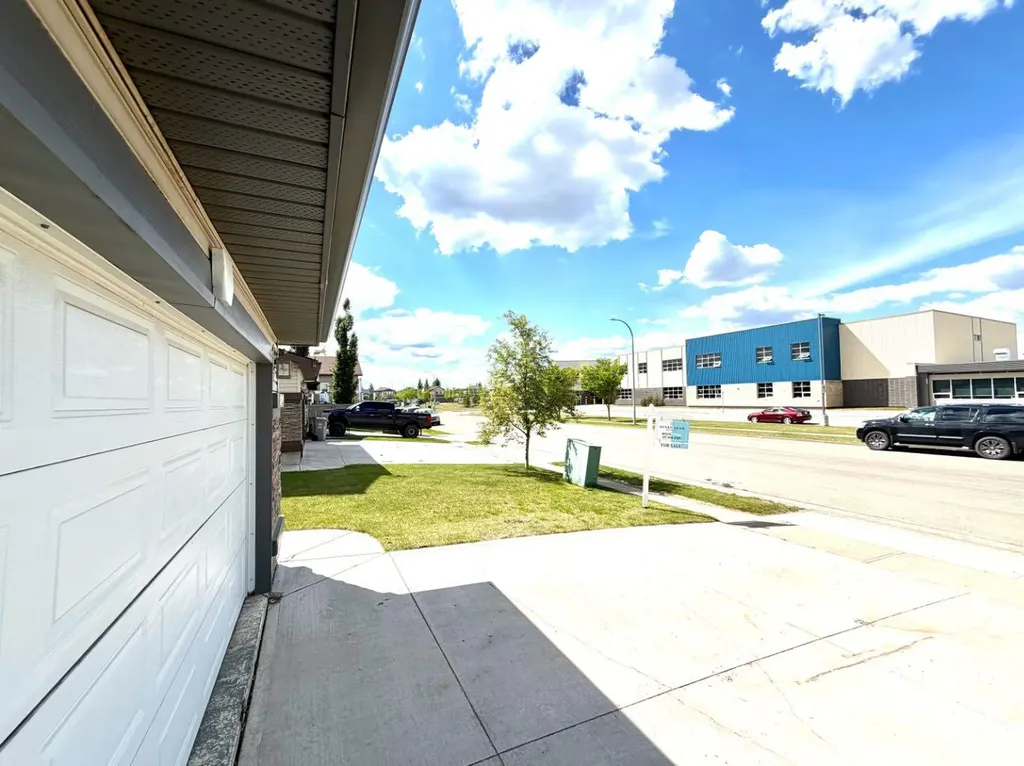 8829 89 Avenue Grande Prairie AB T8X 0C6