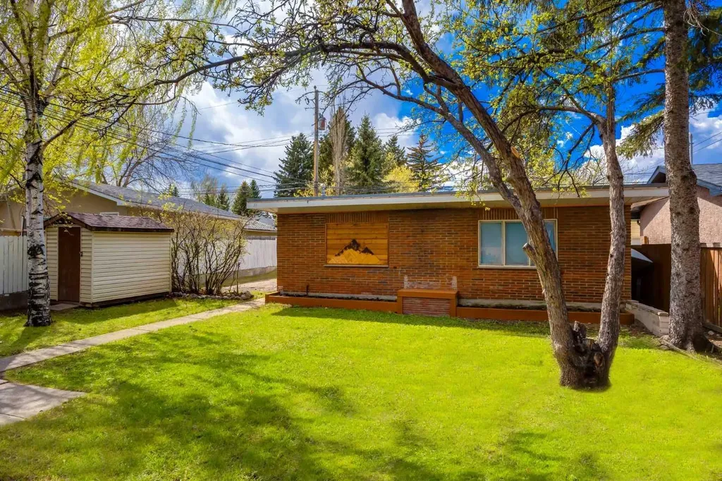 1415 43 Street SW Calgary AB T3C 2A3