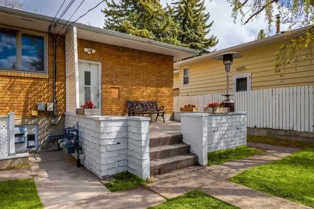 1415 43 Street SW Calgary AB T3C 2A3