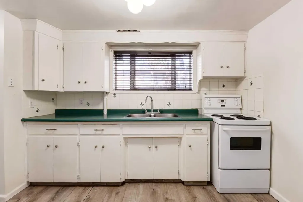 1415 43 Street SW Calgary AB T3C 2A3