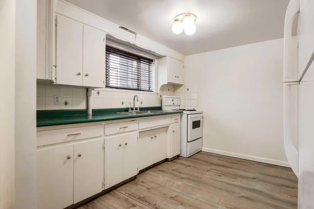 1415 43 Street SW Calgary AB T3C 2A3