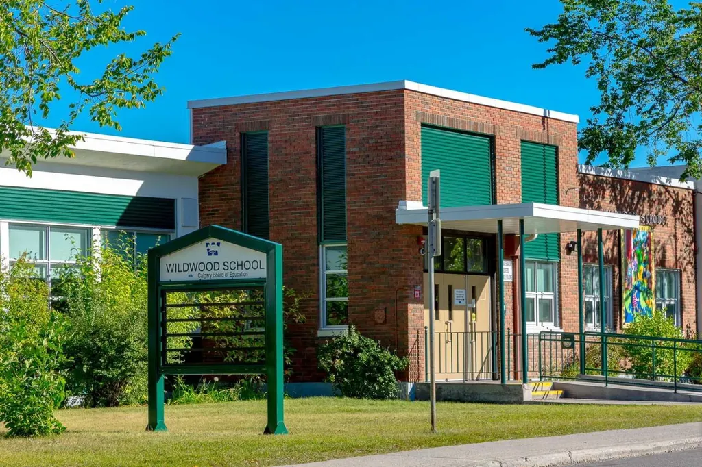 1415 43 Street SW Calgary AB T3C 2A3