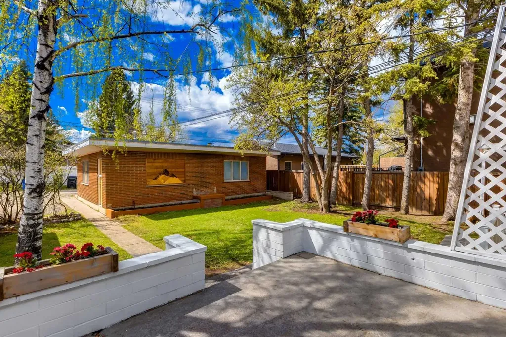 1415 43 Street SW Calgary AB T3C 2A3