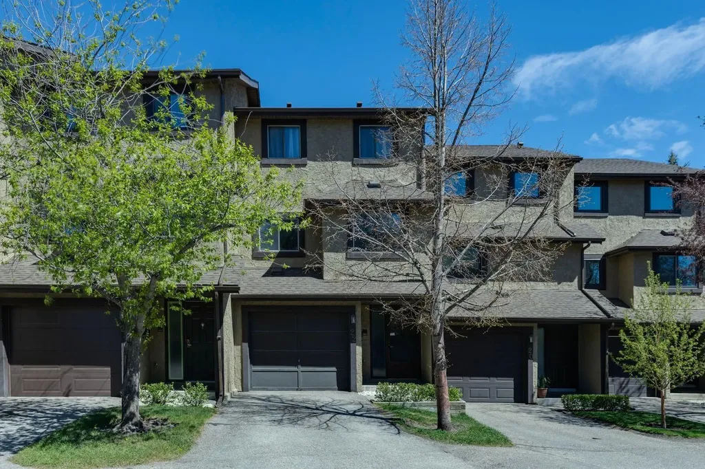 22 Glamis Gardens SW Calgary AB T3E6S4