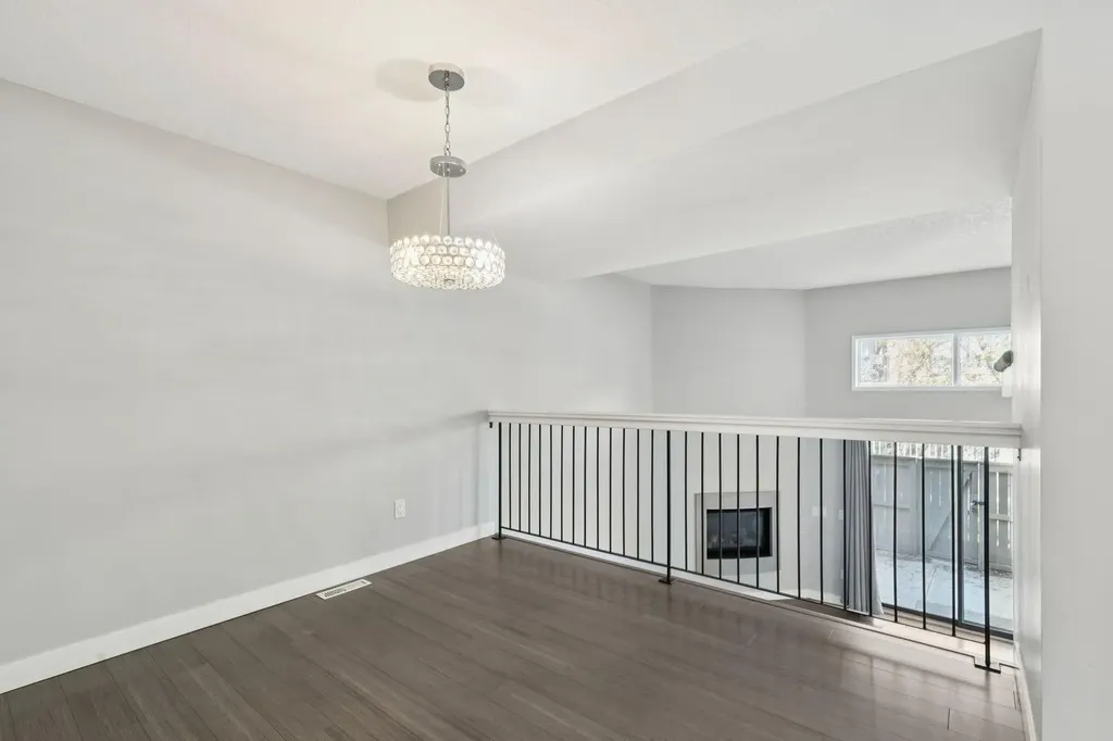 22 Glamis Gardens SW Calgary AB T3E6S4