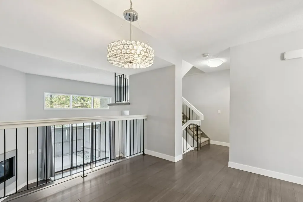 22 Glamis Gardens SW Calgary AB T3E6S4