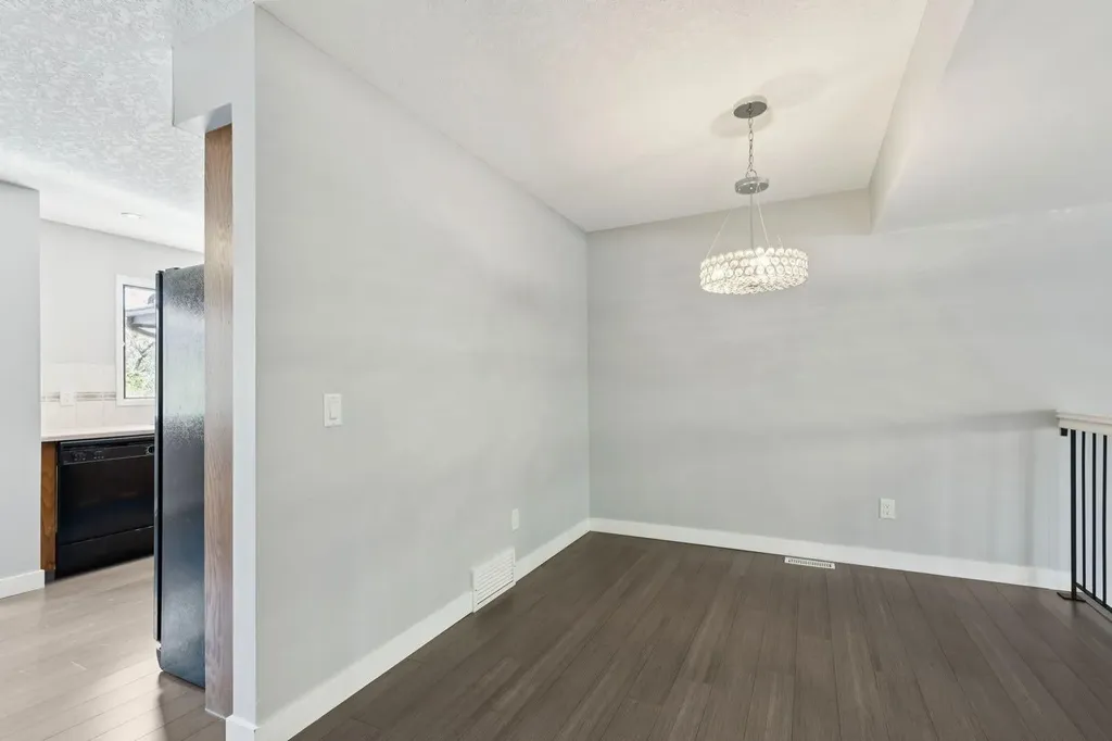 22 Glamis Gardens SW Calgary AB T3E6S4