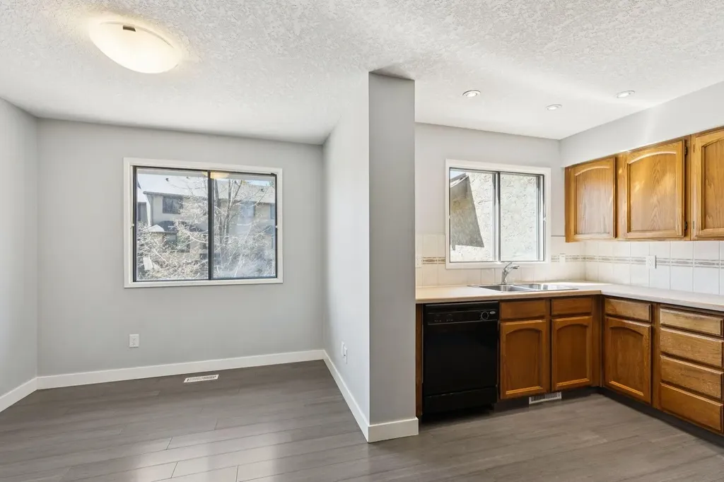 22 Glamis Gardens SW Calgary AB T3E6S4