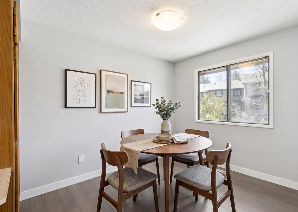 22 Glamis Gardens SW Calgary AB T3E6S4