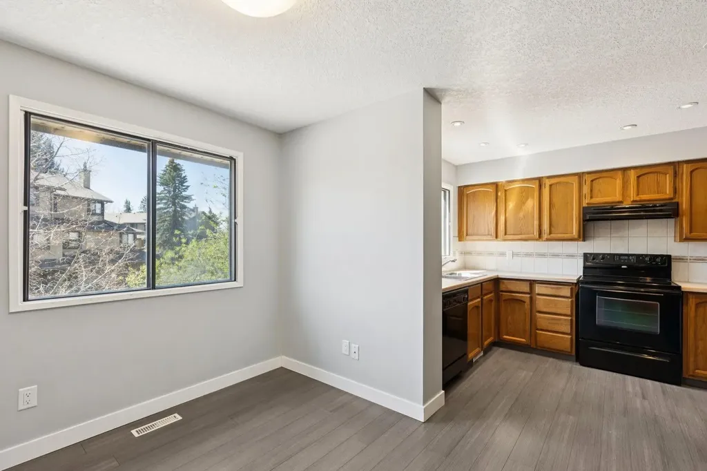 22 Glamis Gardens SW Calgary AB T3E6S4