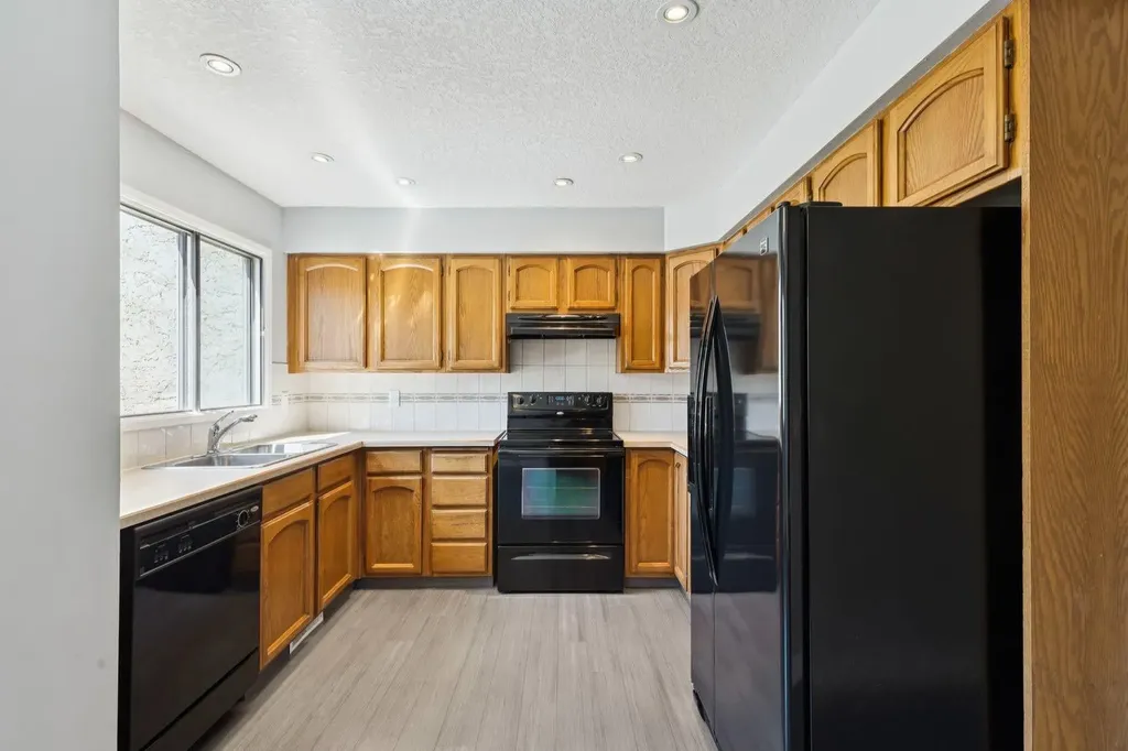 22 Glamis Gardens SW Calgary AB T3E6S4