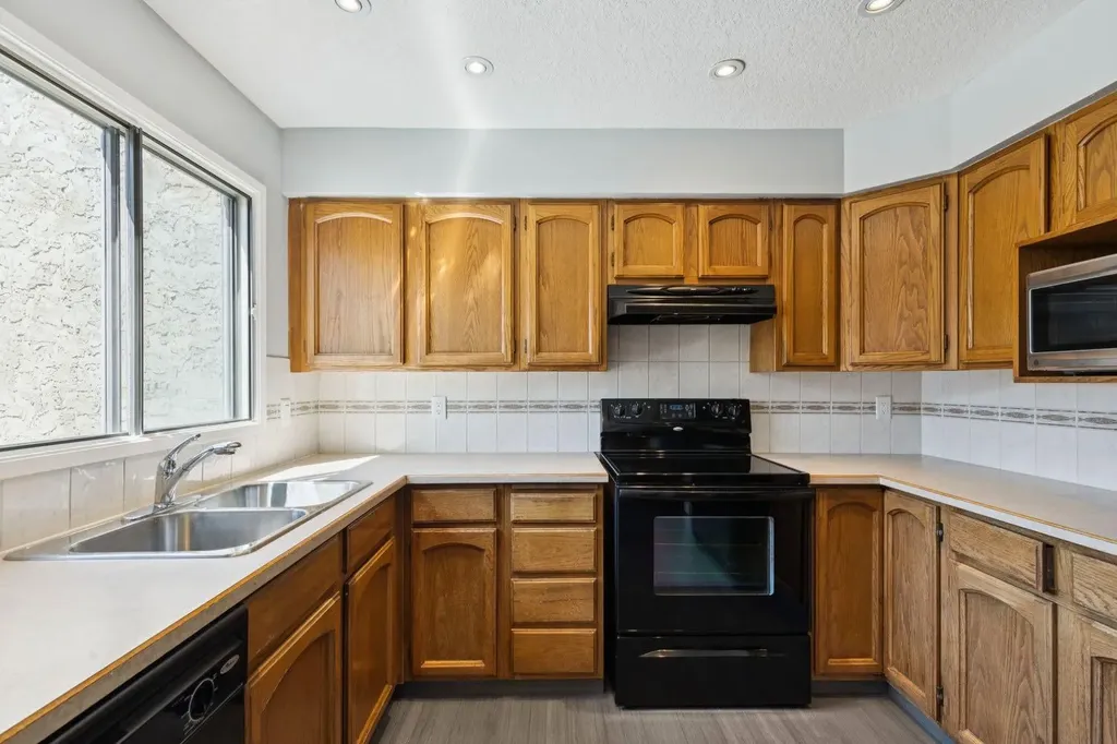 22 Glamis Gardens SW Calgary AB T3E6S4